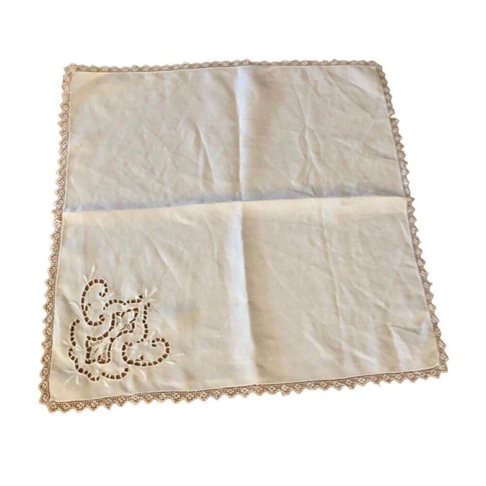 Set of 6 Vintage White Cotton Dinner Napkins w lace cutout details—17” Square